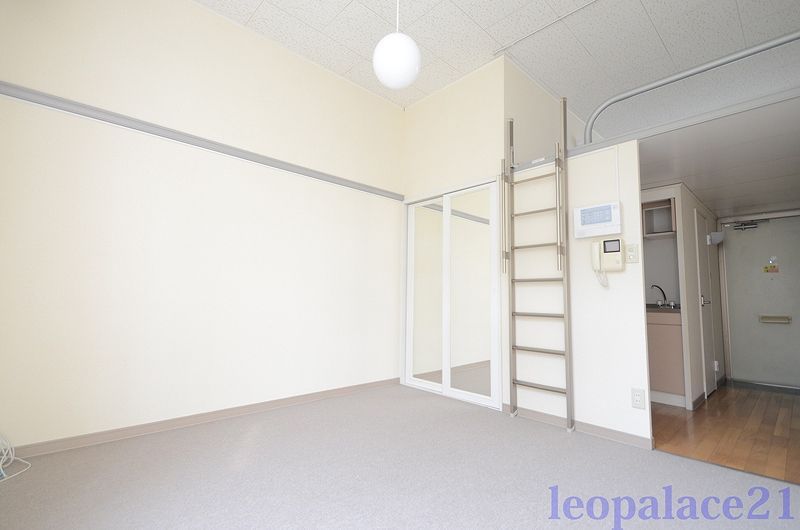 レオパレス小山 居間