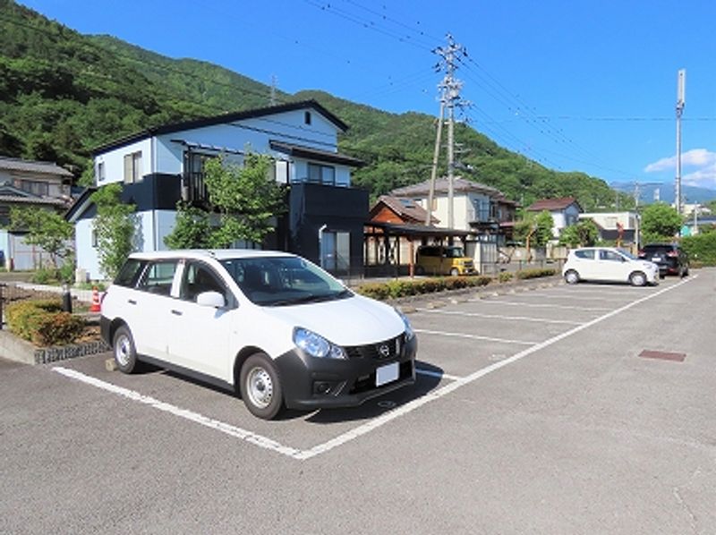 レオパレスブルガリ 駐車場