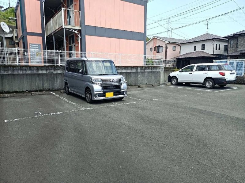 レオパレスＹＨＦ 駐車場