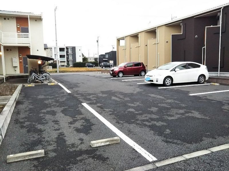 レオネクストももの木 駐車場