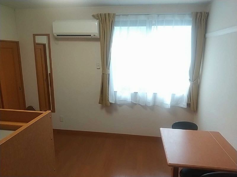 レオパレス山百合 居間