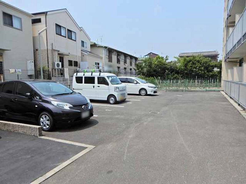 レオパレスイクセン３ 駐車場