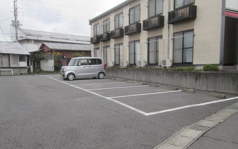 レオパレスグランカーサ 駐車場