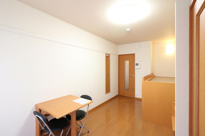 レオパレスナイズ紫竹 居間