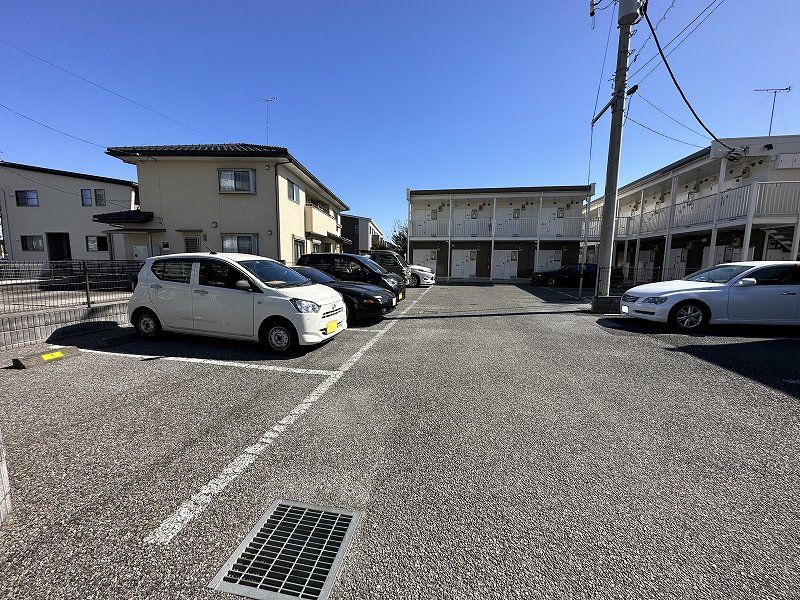 レオパレスシャルマンピエース 駐車場