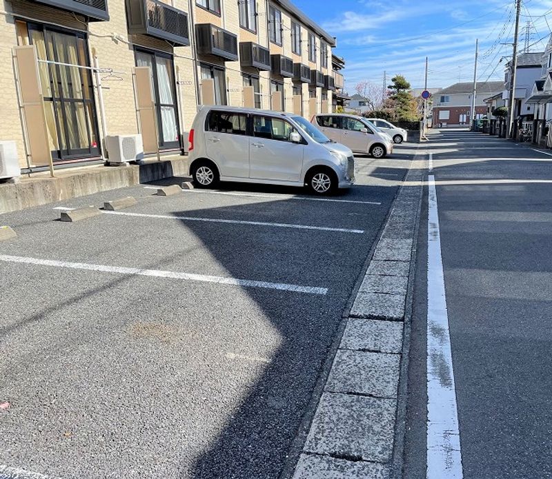 レオパレスＨＩＧＵＲＡＳＨＩ 駐車場