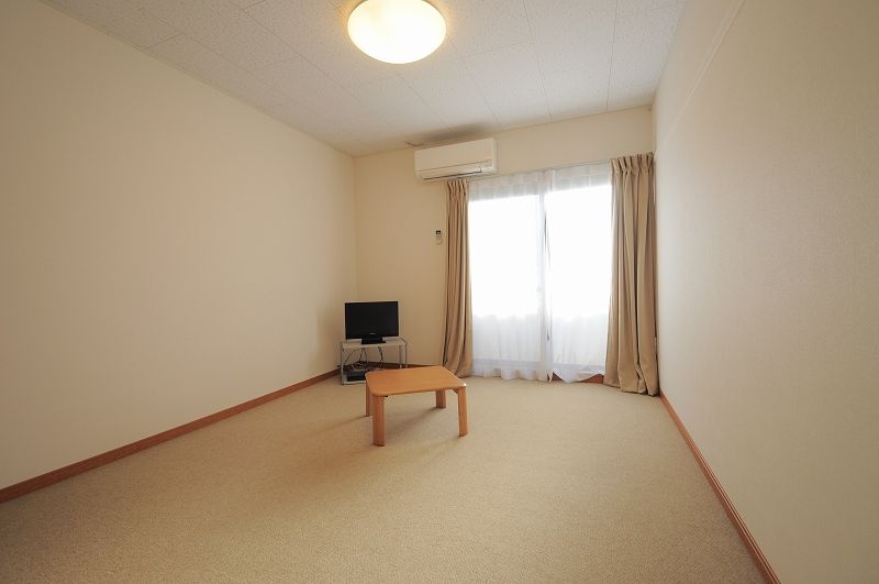 レオパレス真嘉比 居間