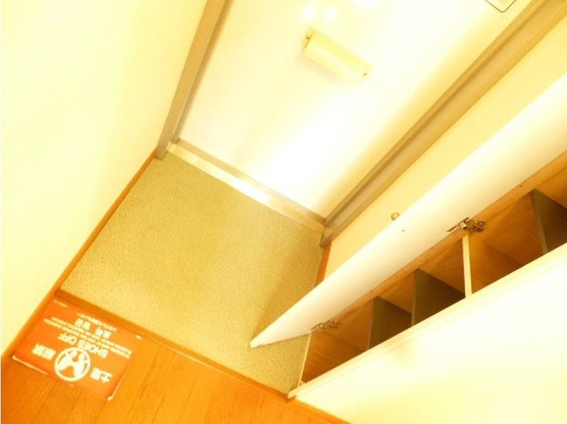 レオパレスセジュール 玄関