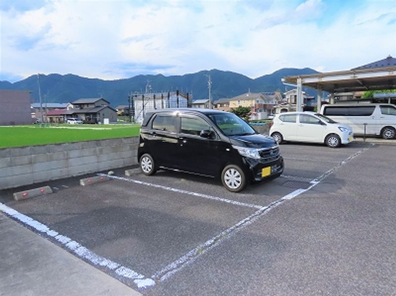 レオパレス諏訪形 駐車場