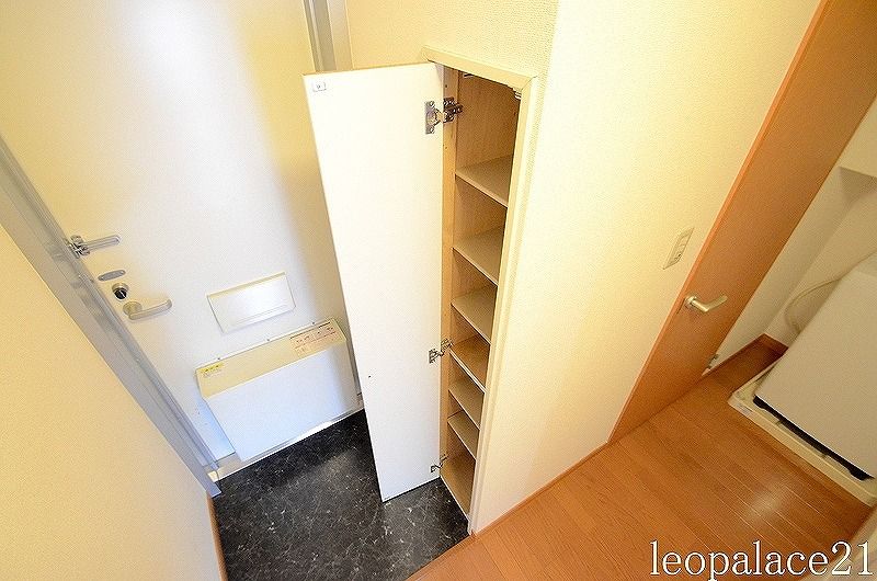 レオパレスキルシェ 玄関