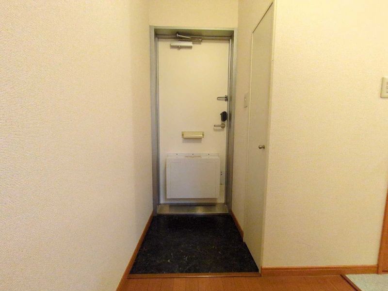 レオパレス北平野 玄関