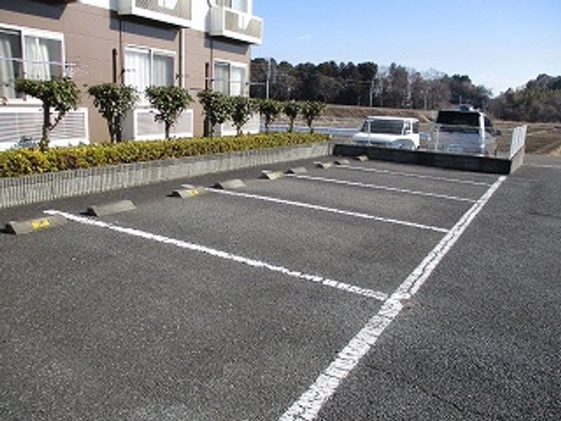 レオパレスルミエール七番館 駐車場