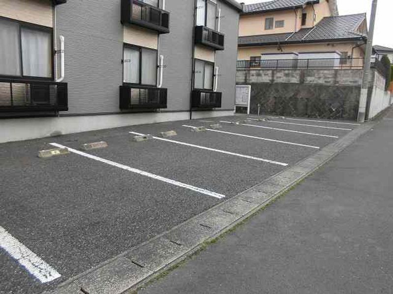 レオパレスエージレス 駐車場