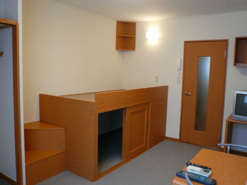 レオパレスメゾン北金沢 居間