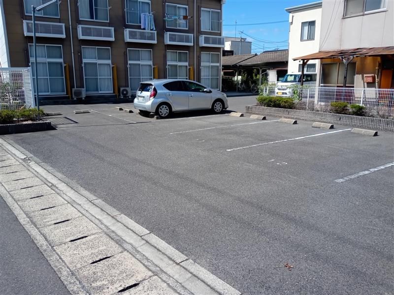レオパレスシューペリア 駐車場