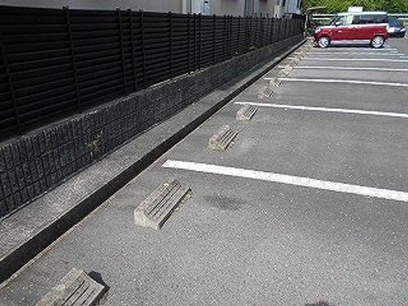 レオパレス山長 駐車場
