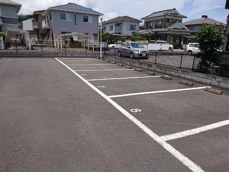 レオパレス烏帽子１ 駐車場