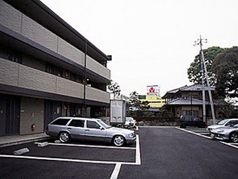 レオパレスイワオ 駐車場