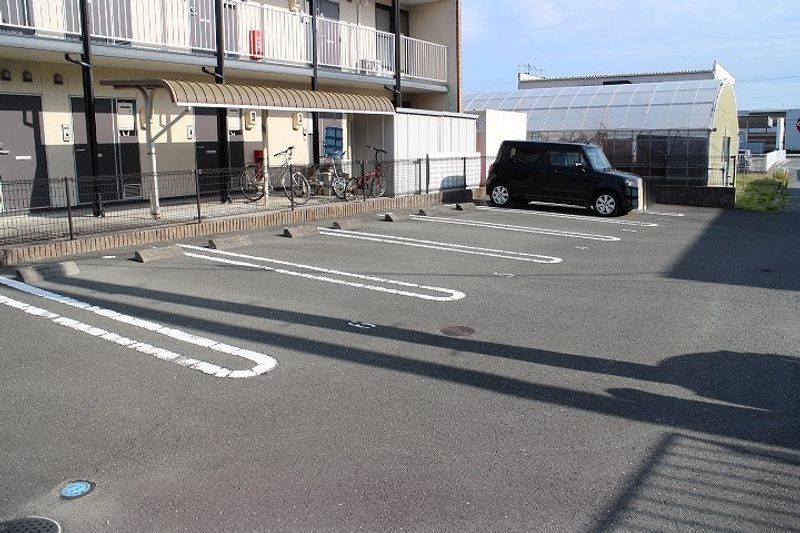 レオパレスレーブⅢ 駐車場