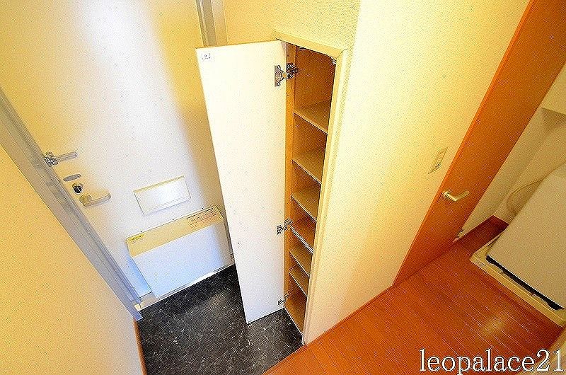 レオパレスルミエール 玄関