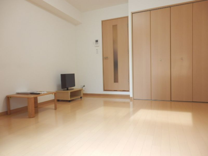 レオパレス香行苑１号 居間