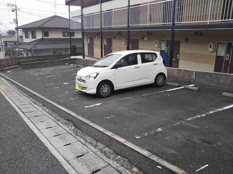 レオパレスサガタ 駐車場