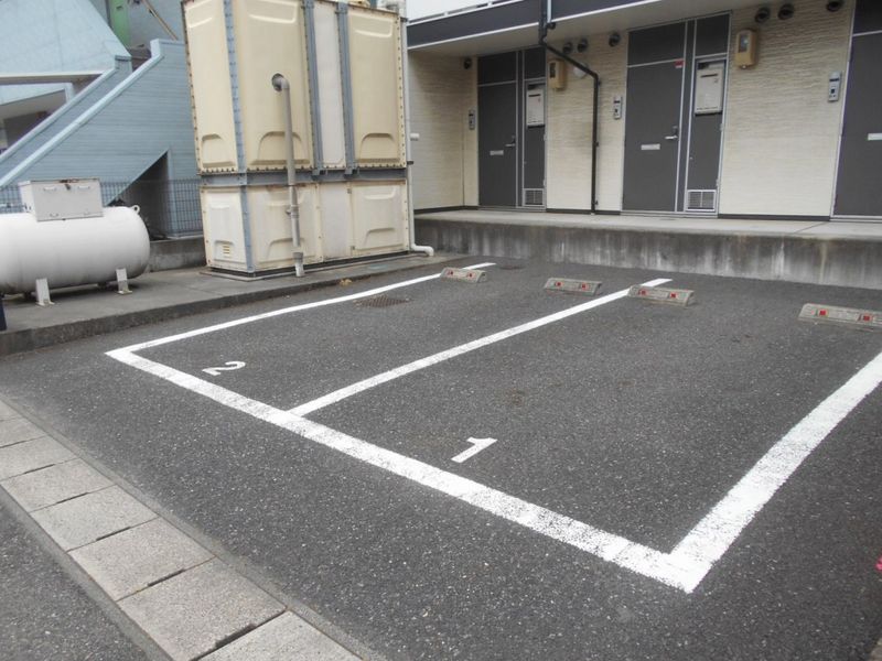 レオパレス笹口 駐車場