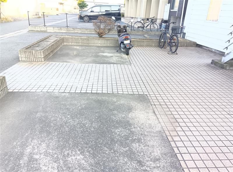 レオパレスグランデＣ 駐車場