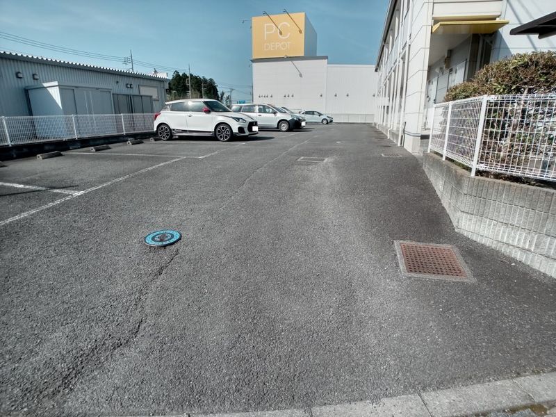レオパレスファミール 駐車場