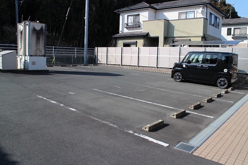 レオパレスプラシーボ上島 駐車場