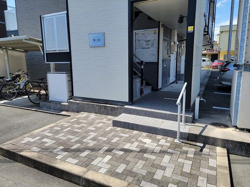 レオパレス松山 エントランス