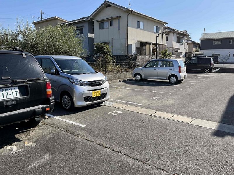 レオパレスはばたけⅡ 駐車場