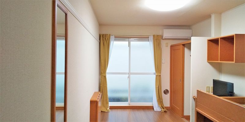 レオパレス宮本長栄 居間