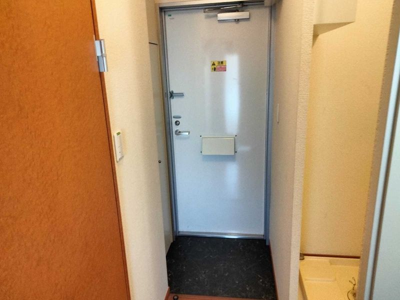 レオパレスアルビレオ 玄関