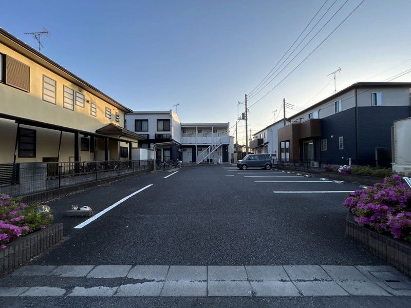 レオパレス原 駐車場