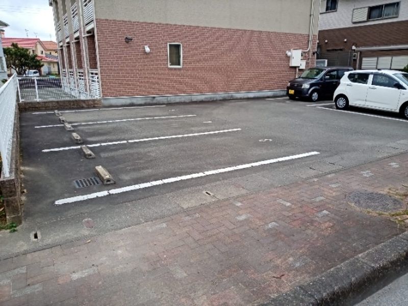 レオネクストハッピークローバー 駐車場
