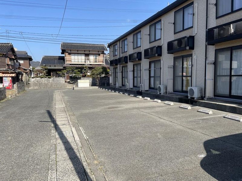 レオパレスメゾンセントプレチア 駐車場