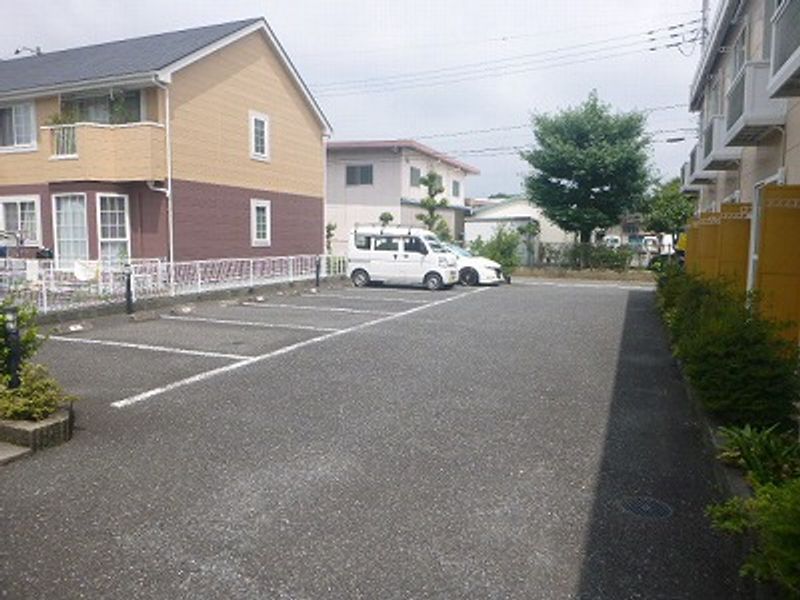 レオパレスサバービアンホーム 駐車場