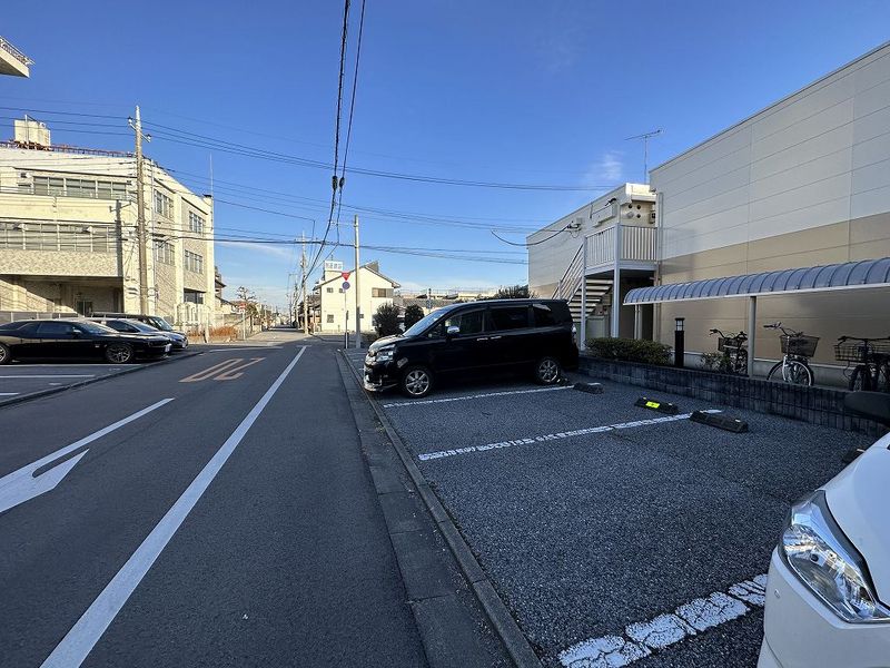 レオパレスノイエブルク 駐車場