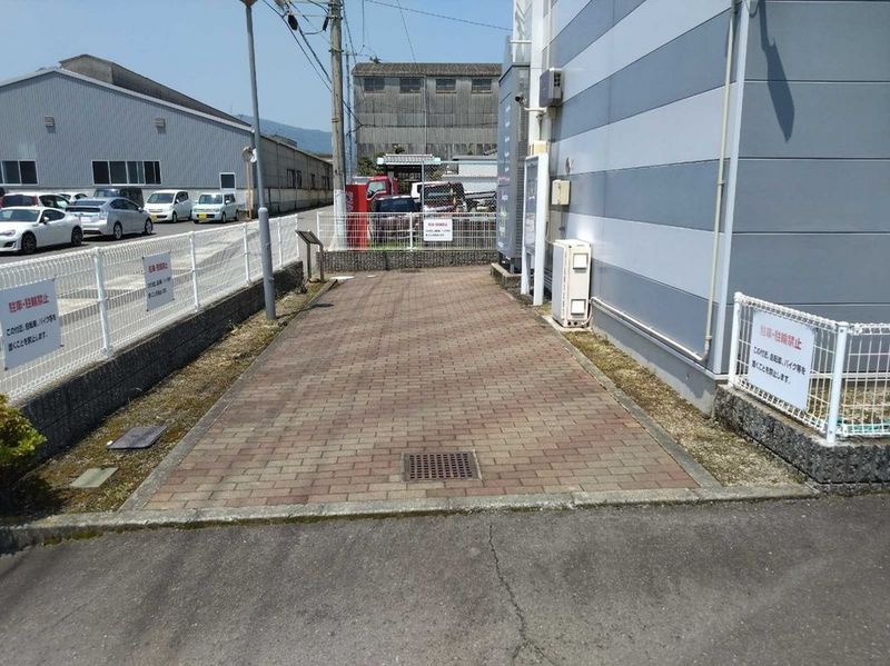 レオパレス四季 エントランス