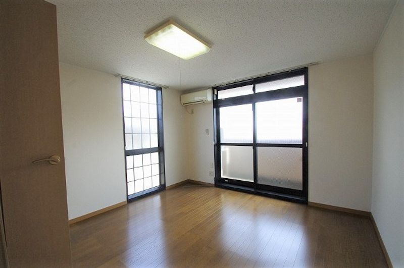 レオパレス中井町２ 居間