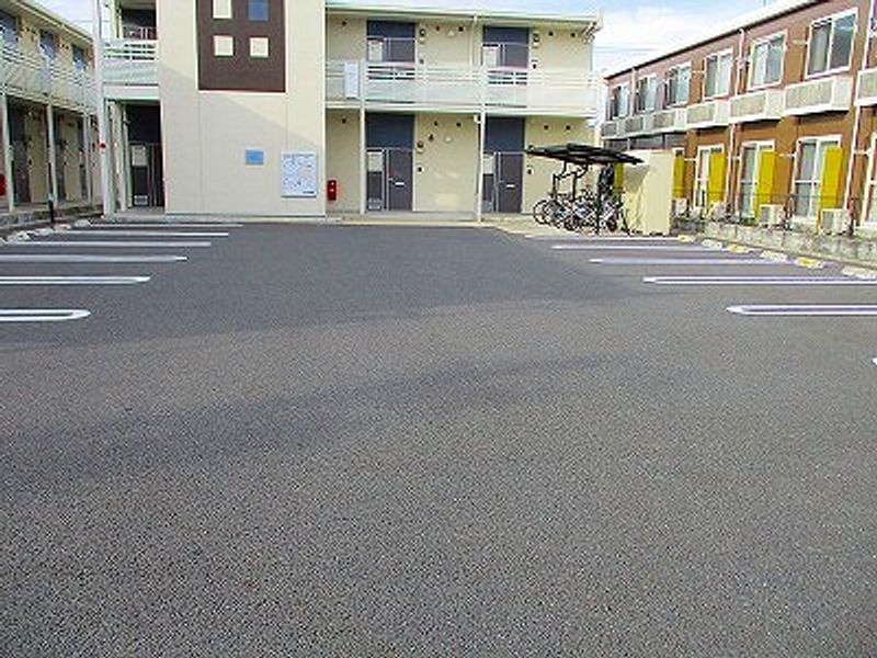 レオネクストインフレンド 駐車場