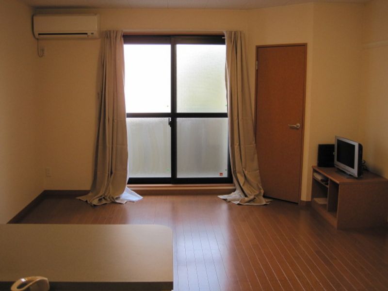 レオパレスクローバー 居間