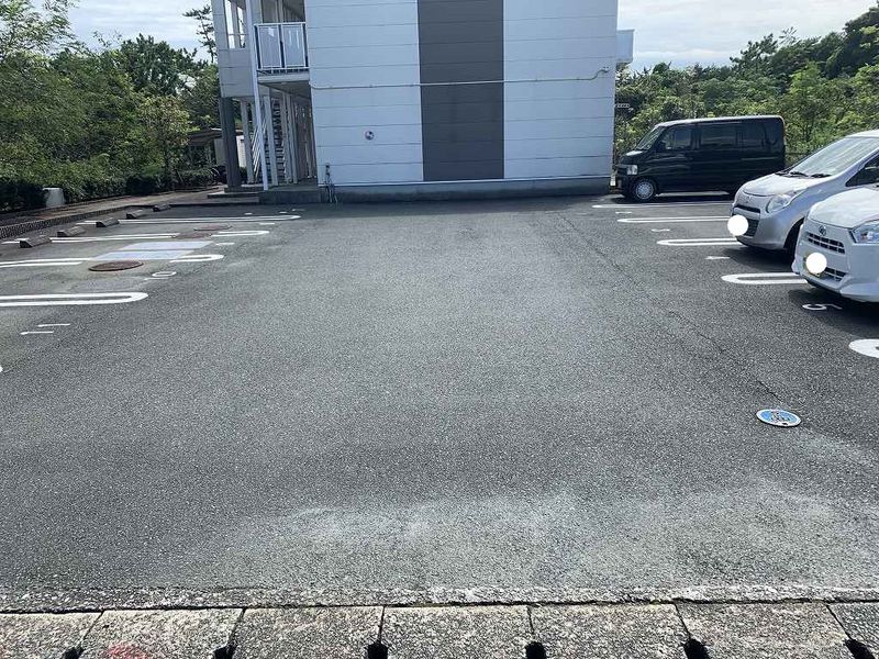 レオパレスシャイン 駐車場