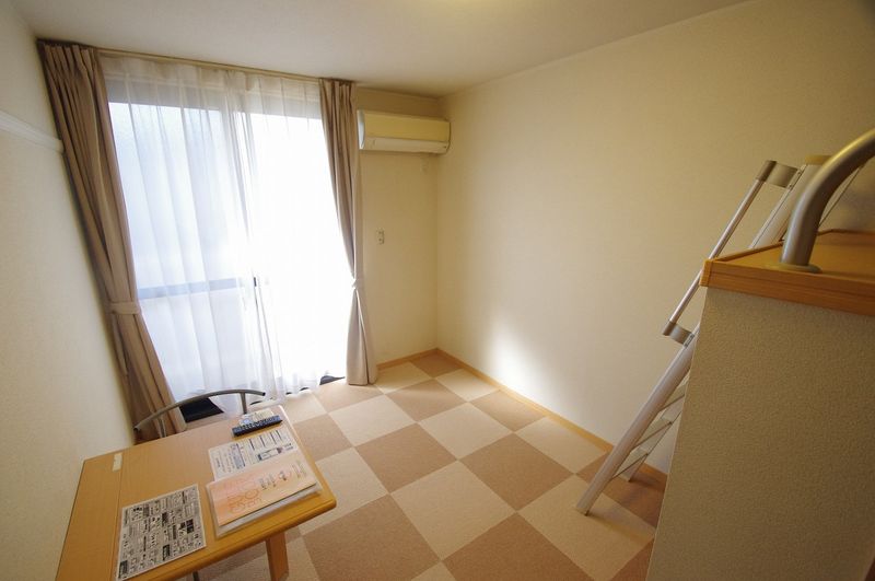 レオパレスサイガワ 居間