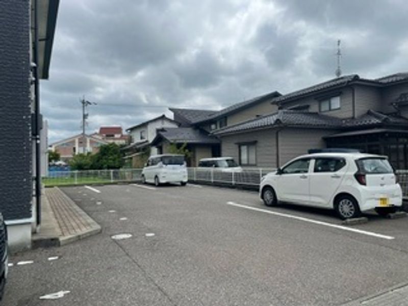 LEONEXT First S Parking lot