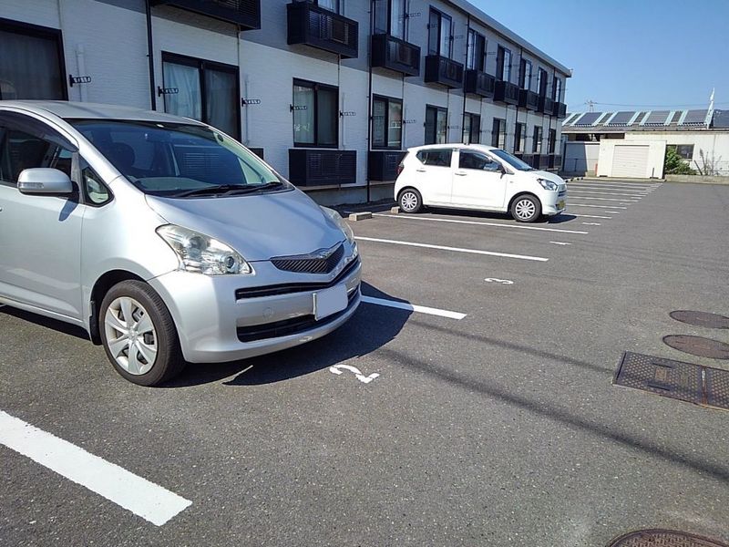 レオパレスダンダンめぐみ 駐車場