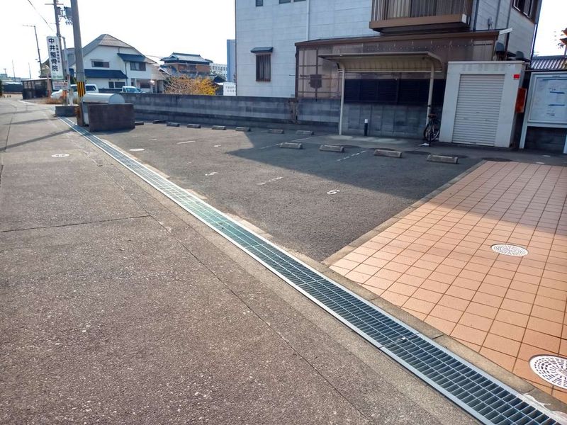 レオパレスメゾネット島 駐車場