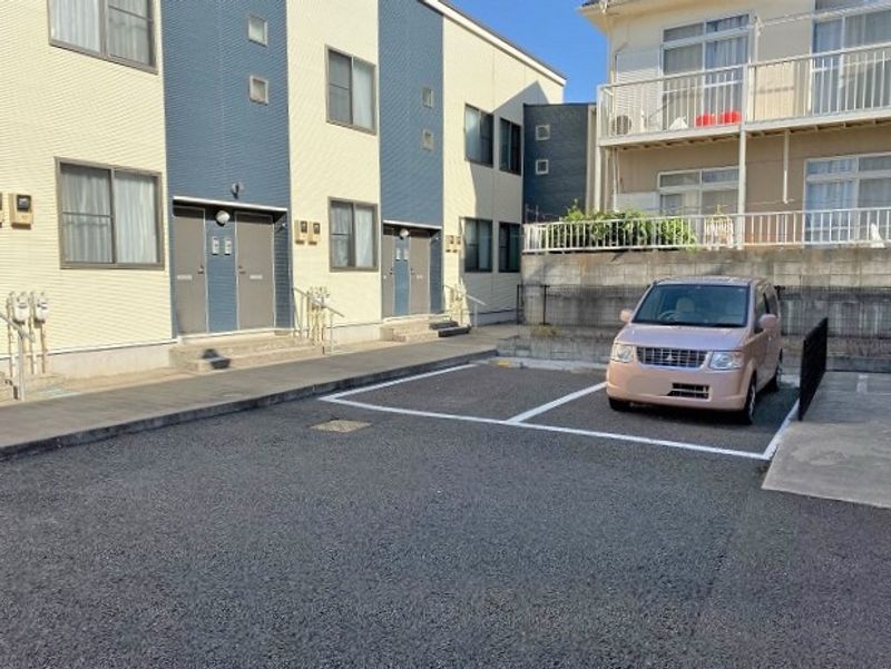 レオネクストハッピーエイトⅢ 駐車場