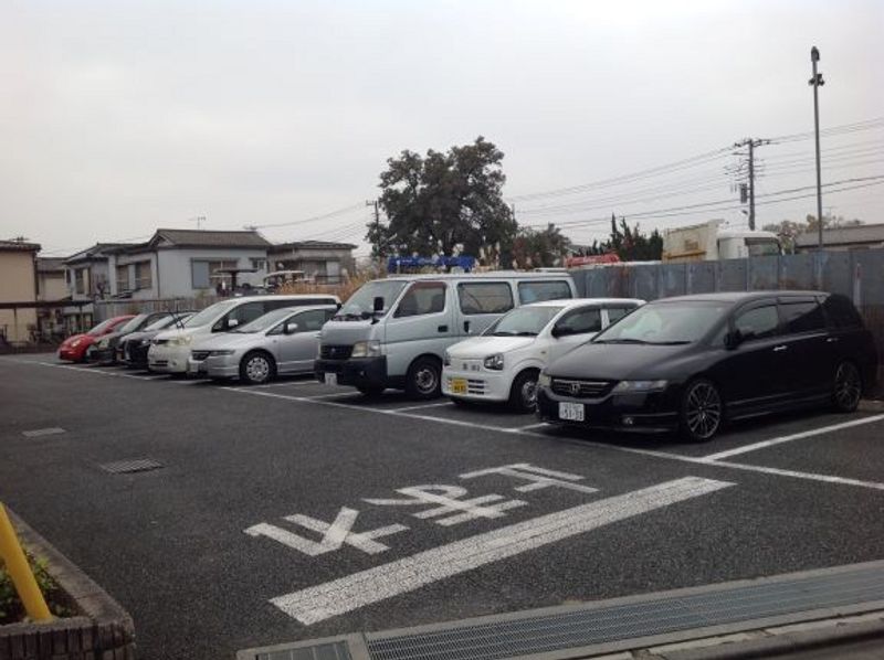レオパレスリバーパーク 駐車場